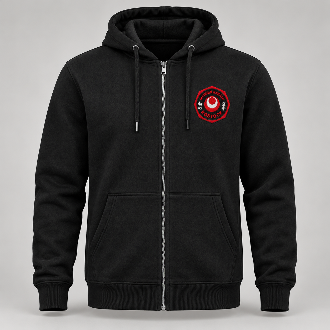 Schwarze Kapuzenjacke mit durchgehendem Reißverschluss und ShoShin-Logo auf der linken Brustseite